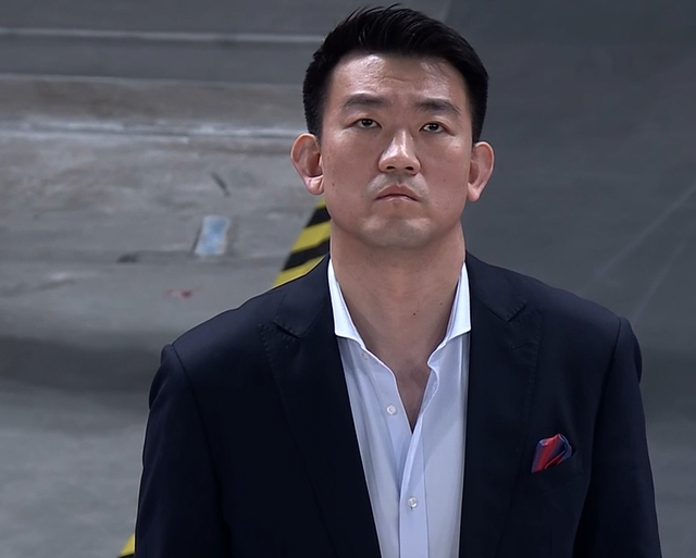等了20年，4-2：他们终于迎来队史首冠，全队狂欢，CBA新王加冕