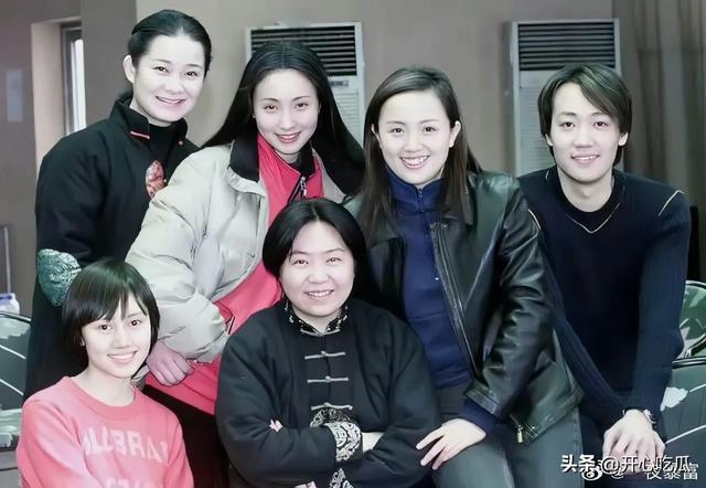 辛柏青把头像换成了白色蜡烛，和朱媛媛相爱30年，爱人去世

太痛了