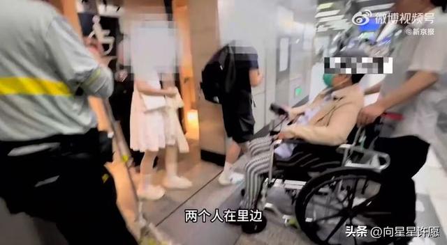 闹大了！北京一情侣占用厕所1个小时，现场曝光，离开时手拿丝袜