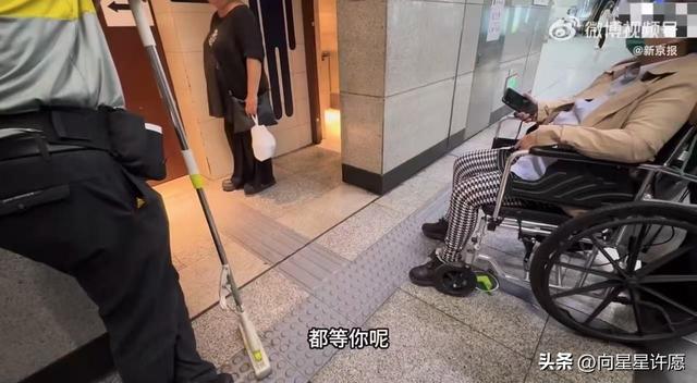 闹大了！北京一情侣占用厕所1个小时，现场曝光，离开时手拿丝袜
