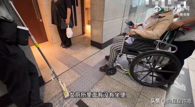 闹大了！北京一情侣占用厕所1个小时，现场曝光，离开时手拿丝袜