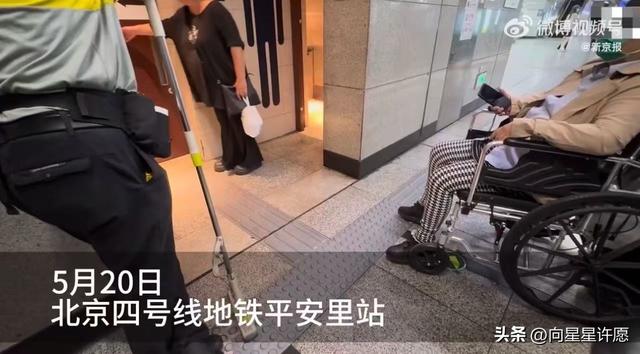 闹大了！北京一情侣占用厕所1个小时，现场曝光，离开时手拿丝袜