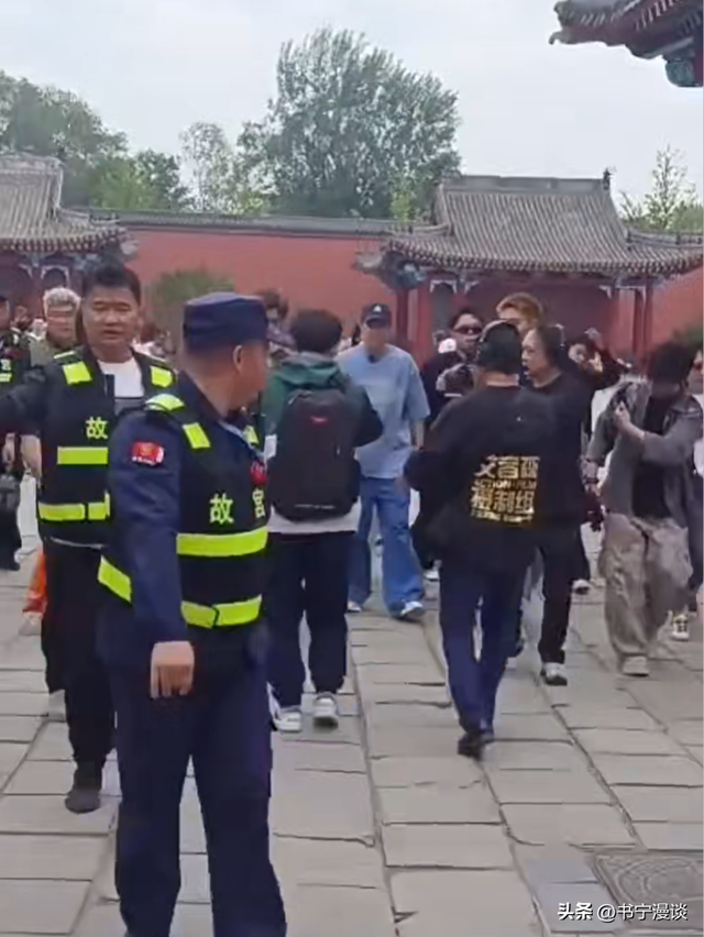 44岁小沈阳现身故宫，没人熟悉还找三个保镖清道 网友嘲讽：谱真大
