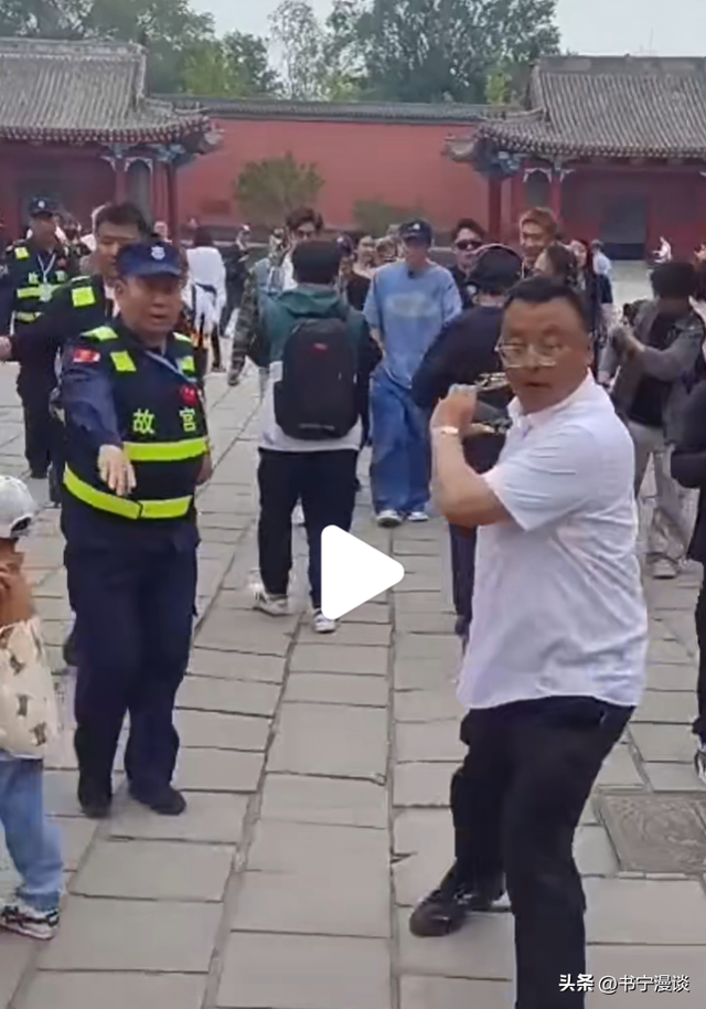 44岁小沈阳现身故宫，没人熟悉还找三个保镖清道 网友嘲讽：谱真大