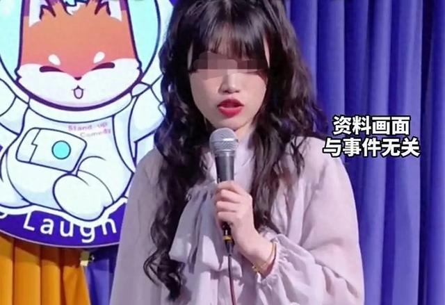 脱口秀女演员穿短裙站高台春光外露，开黄腔，拿摸年夜

腿当梗引不满