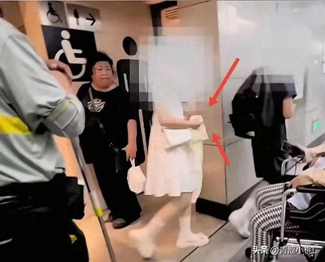 太炸裂！情侣进无障碍卫生间：占用近1小时，女孩出来疑手拿丝袜