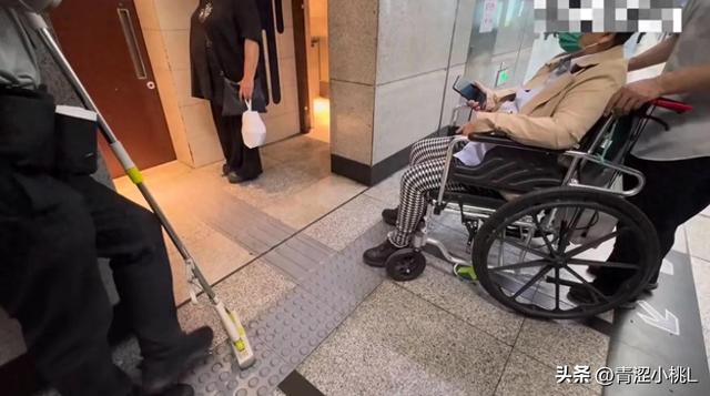 太炸裂！情侣进无障碍卫生间：占用近1小时，女孩出来疑手拿丝袜