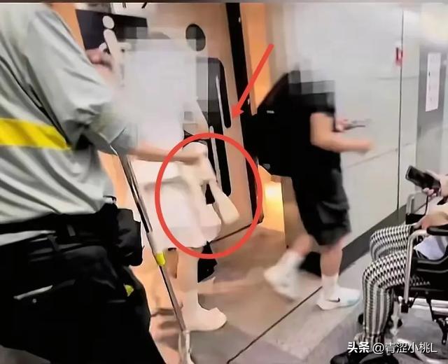 太炸裂！情侣进无障碍卫生间：占用近1小时，女孩出来疑手拿丝袜