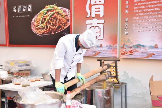 舌尖上的丝路盛宴：从臊子面到肉夹馍 陶醉式体验陕菜文化魅力