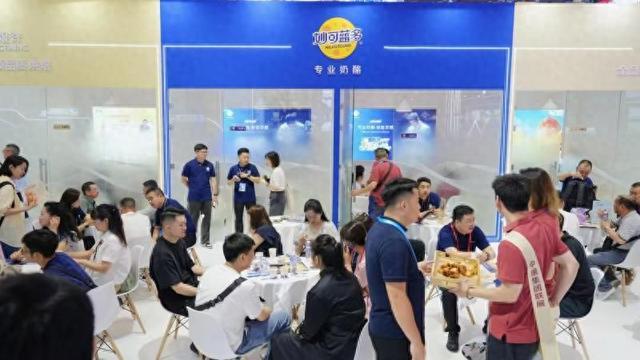 妙可蓝多、爱氏晨曦

联袂
表态2025焙烤展 六大主题出品区现场制作受关注