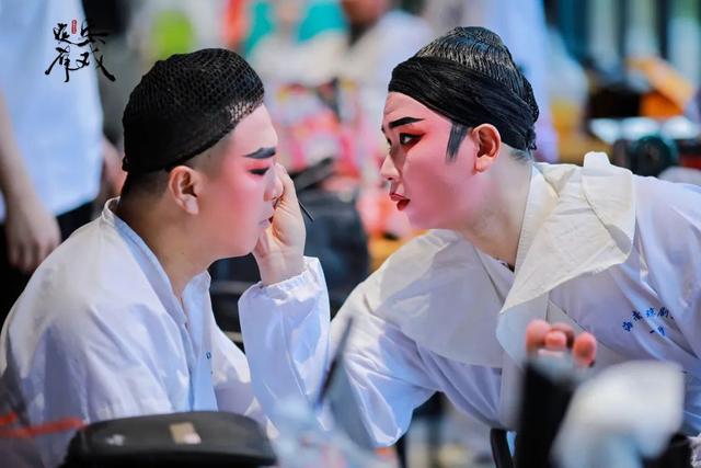 本周六客岁夜
山：看琼剧，把水塔下的咖啡调成 “戏韵拿铁”