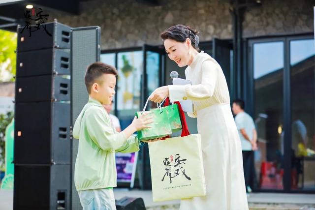 本周六客岁夜
山：看琼剧，把水塔下的咖啡调成 “戏韵拿铁”