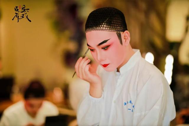 本周六客岁夜
山：看琼剧，把水塔下的咖啡调成 “戏韵拿铁”