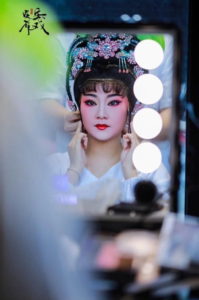 本周六客岁夜
山：看琼剧，把水塔下的咖啡调成 “戏韵拿铁”