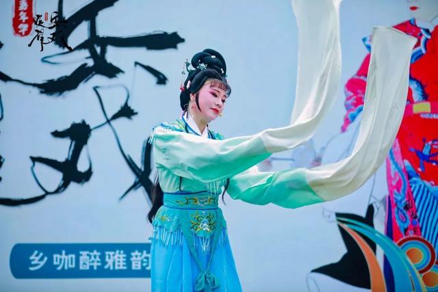 本周六客岁夜
山：看琼剧，把水塔下的咖啡调成 “戏韵拿铁”