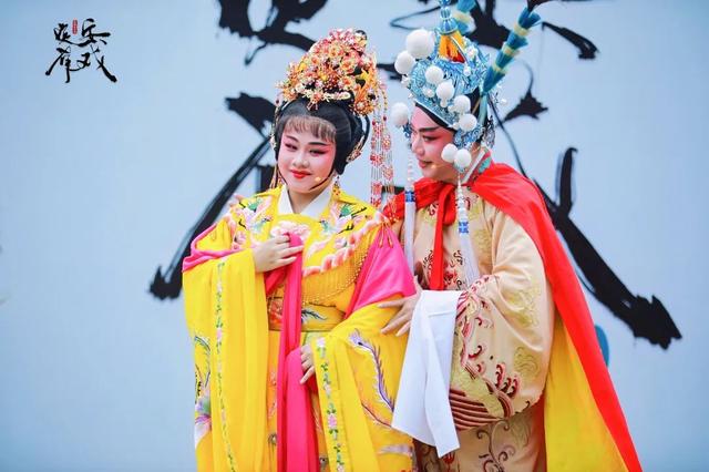 本周六客岁夜
山：看琼剧，把水塔下的咖啡调成 “戏韵拿铁”
