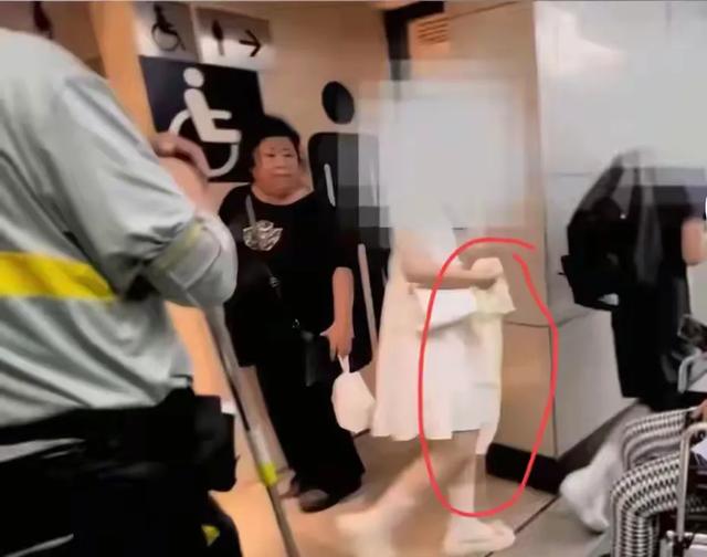 北京情侣520厕所秀恩爱，白叟
门外苦等1h，女外行
拿丝袜淡定走出