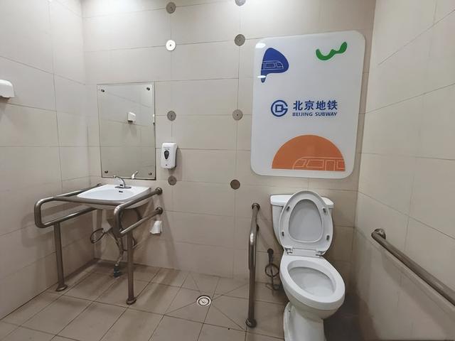 小情侣霸占
卫生间，轮椅老人苦等1小时，女孩出来时攥着白色丝袜