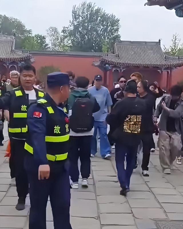 44岁小沈阳现身故宫，没人认识还找三个保镖清道 网友嘲讽：谱真年夜
