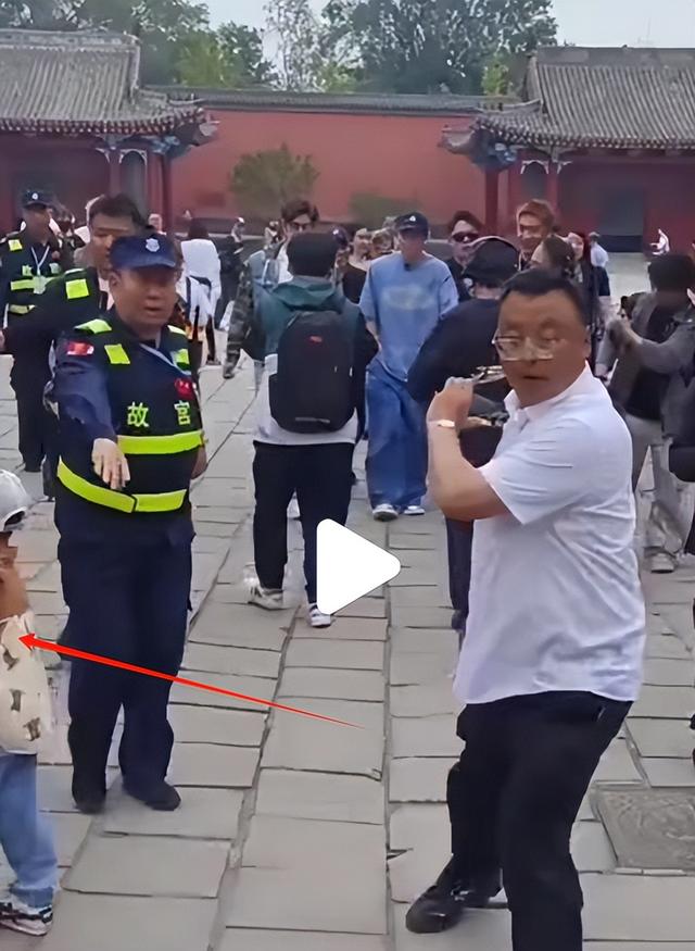 44岁小沈阳现身故宫，没人认识还找三个保镖清道 网友嘲讽：谱真年夜

