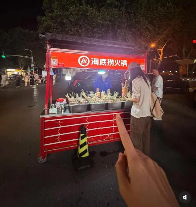 武汉陌头现海底捞路边摊！官方证实：不是冒牌！