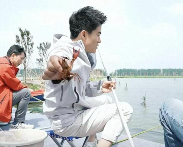 刚刚

，董宇辉回湖北“钓虾子”