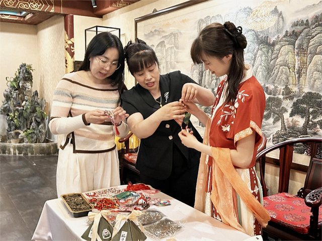 粽情飘喷鼻
 乐享端午！全聚德西客站店开启端午美食文化体验之旅