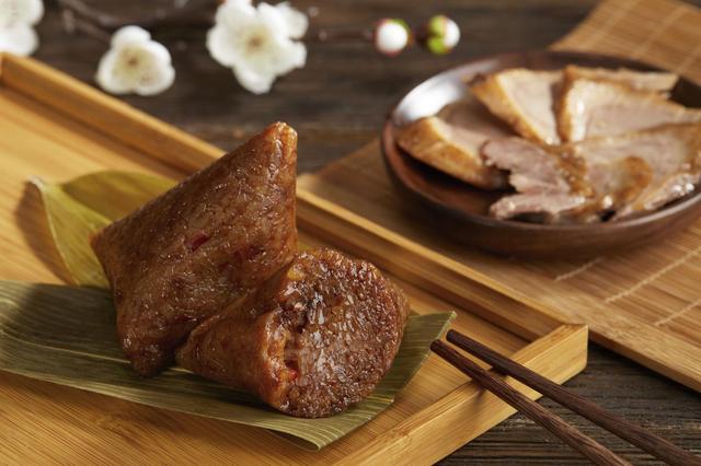 粽情飘喷鼻
 乐享端午！全聚德西客站店开启端午美食文化体验之旅