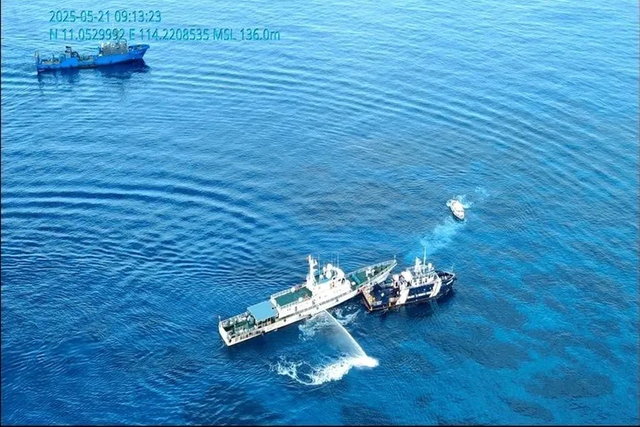 中方突然在中业岛着手
，水炮打的菲律宾人哇哇乱叫，美军只读不回