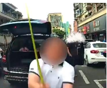 高尔夫球杆砸车后续，局面堪比黑社会，外子
身份被扒，弟弟受连累