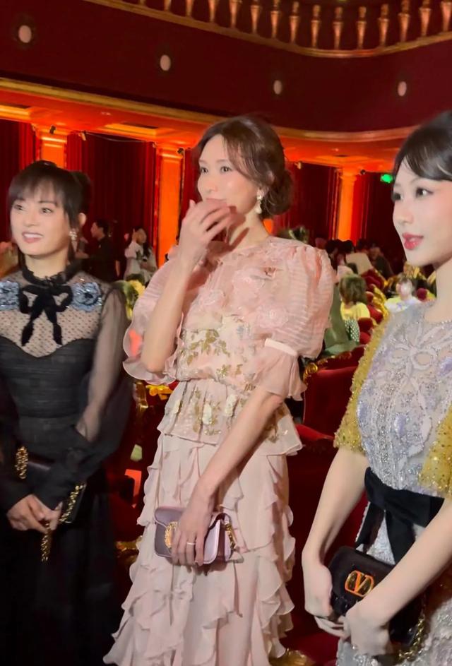 50岁林志玲红毯“失控”，眼神凌厉、胸部勒到发白，晚宴恐惧忙乱