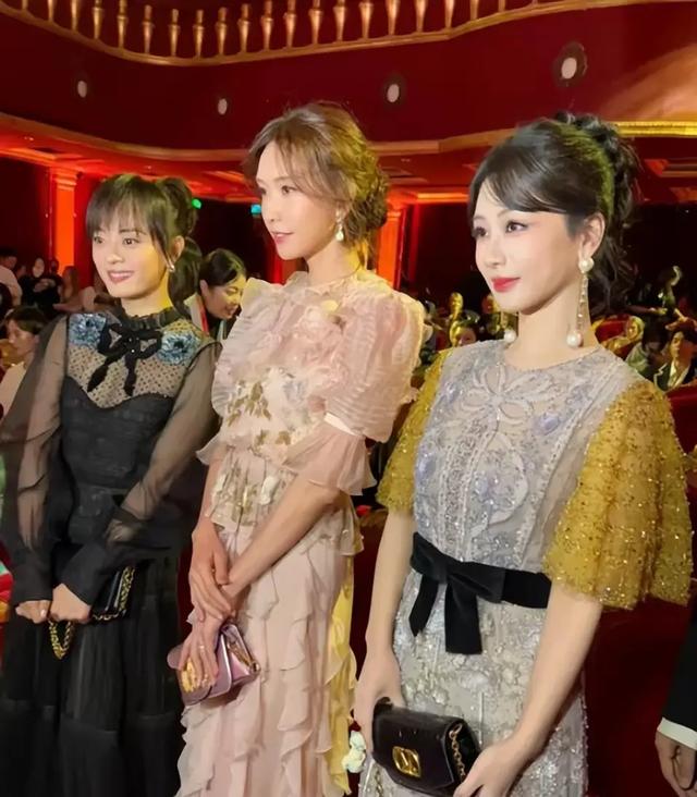 50岁林志玲红毯“失控”，眼神凌厉、胸部勒到发白，晚宴恐惧忙乱
