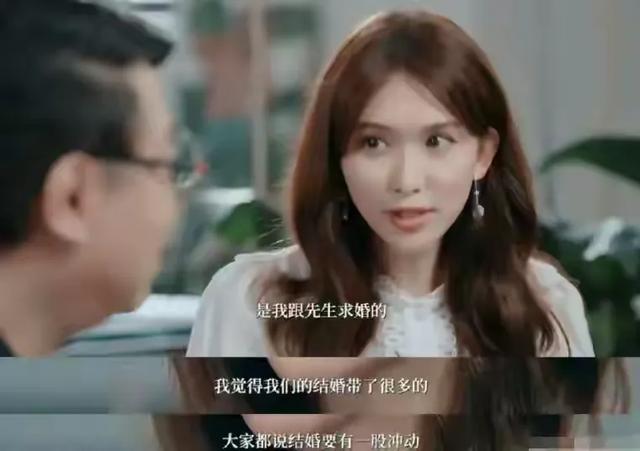 50岁林志玲红毯“失控”，眼神凌厉、胸部勒到发白，晚宴恐惧忙乱
