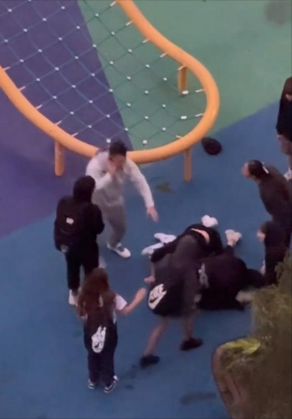 中国留学生在澳被打后续：被留学生堵到哭，马路上求饶
，细节曝光