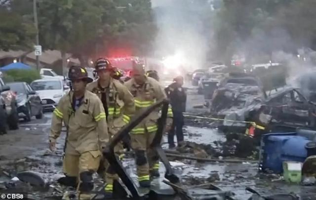 飞机破晓撞上美国军事室庐
区! 燃油四溅, 汽车陷入火海! 多人死亡!
