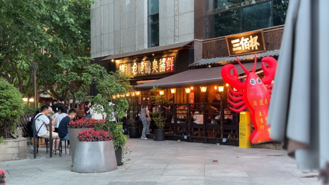 太猖狂
！上海多家网红餐厅反复出现“黄牛”，“警方已带走好几个”，多方告急提示
