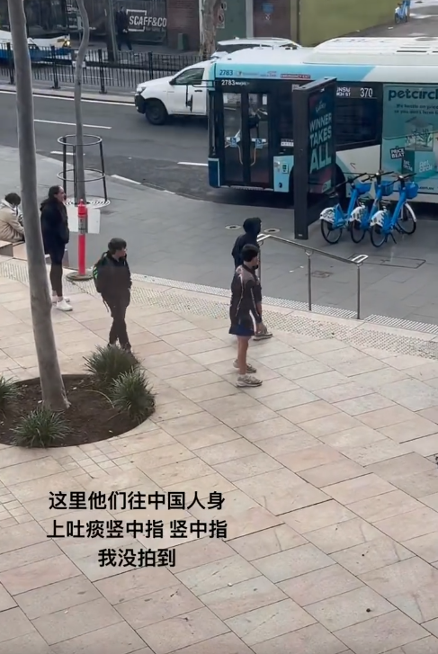 澳洲小孩欺负中国人后续：30人受害，央妈发声撑腰，了局民怨沸腾