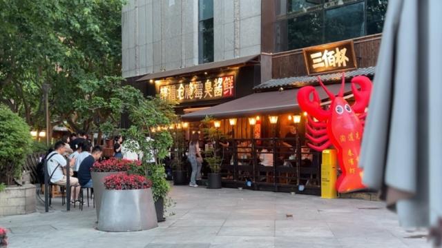 太猖狂
！上海多家网红餐厅反复出现

“黄牛”，“警方已带走好几个”，多方告急提示