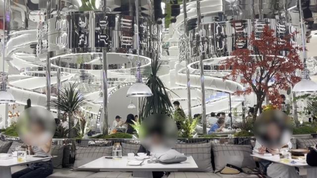 太猖狂
！上海多家网红餐厅反复出现

“黄牛”，“警方已带走好几个”，多方告急提示