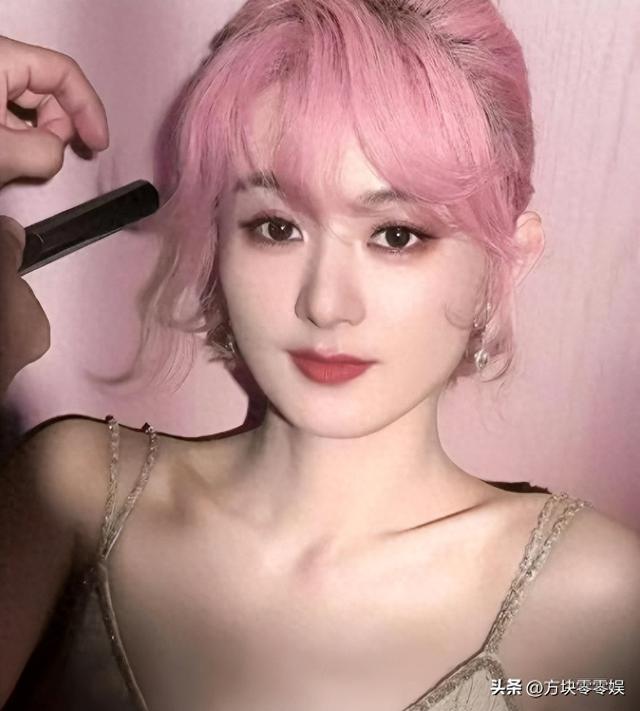 闹年夜
了！赵丽颖连发3条微博，央视都看不下去了，深夜用16字点评