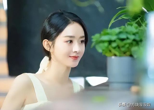 闹年夜
了！赵丽颖连发3条微博，央视都看不下去了，深夜用16字点评