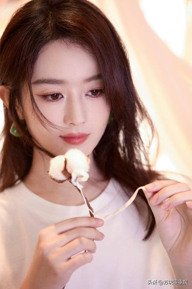 闹年夜
了！赵丽颖连发3条微博，央视都看不下去了，深夜用16字点评