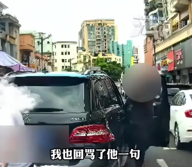 嚣张！东莞永新酒楼老板路怒砸车，当着警员放狠话，这下栽大了
