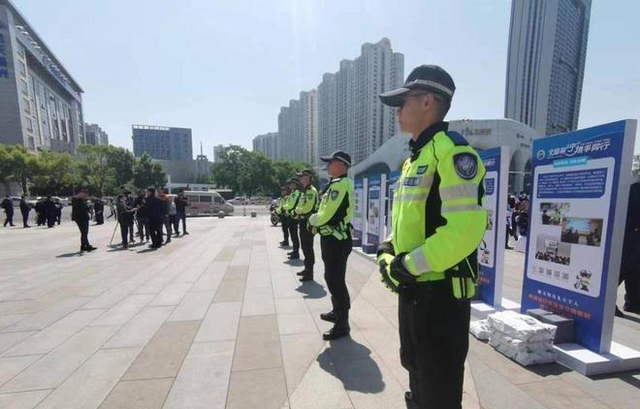 嚣张！东莞永新酒楼老板路怒砸车，当着警员放狠话，这下栽大了