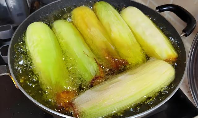 煮玉米，用净水煮是生手！难怪玉米不喷鼻
甜，年夜
厨教我秘诀
，超好吃