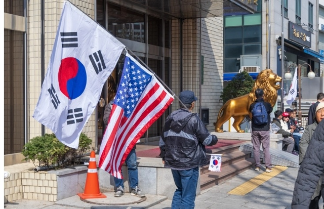 韩国大年夜

选还剩10天，首尔再现“滚回中国”反华抗议，根源出在哪？