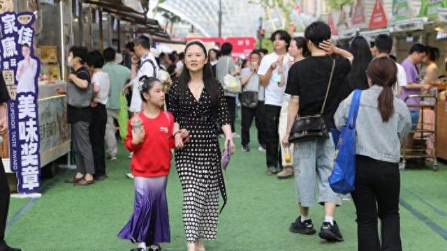 在黄浦江畔吃遍中外美食，2025上海环球美食节开启“舌尖上的周游天下”