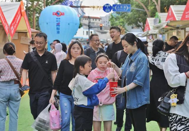 在黄浦江畔吃遍中外美食，2025上海环球美食节开启“舌尖上的周游天下”