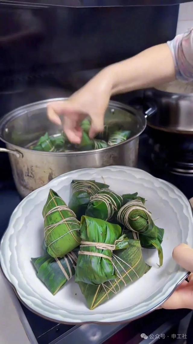 加热粽子时，用水煮照旧蒸？可以用微波炉热吗？10小我
9个错，难怪不香不软糯！