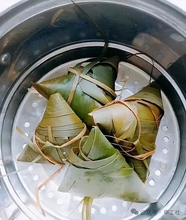 加热粽子时，用水煮照旧蒸？可以用微波炉热吗？10小我
9个错，难怪不香不软糯！
